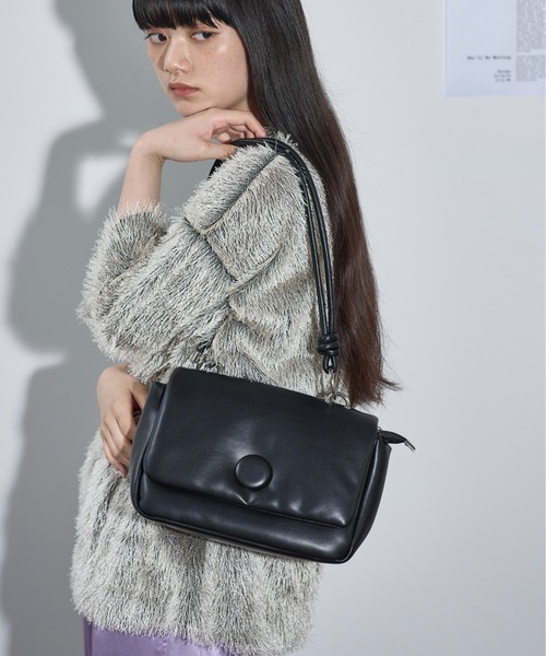 THE YOn（ザヨン）の「ビッグボタンロープストラップパフバッグ（ショルダーバッグ・レディース・ブラック/アンティークシルバー/ラベンダー/ベージュ・FREE）」の2枚目の写真