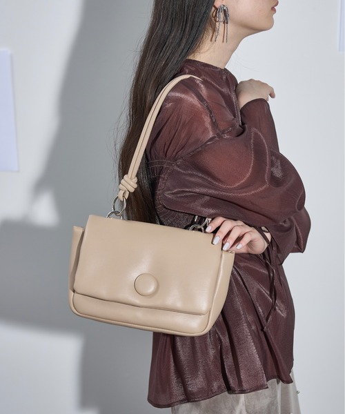 THE YOn（ザヨン）の「ビッグボタンロープストラップパフバッグ（ショルダーバッグ・レディース・ブラック/アンティークシルバー/ラベンダー/ベージュ・FREE）」の14枚目の写真