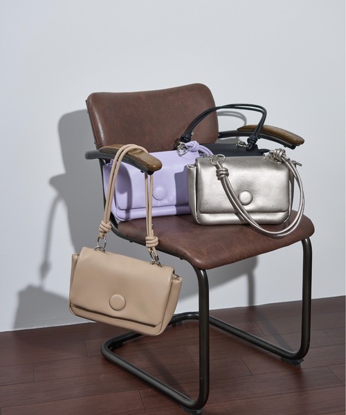 THE YOn（ザヨン）の「ビッグボタンロープストラップパフバッグ（ショルダーバッグ・レディース・ブラック/アンティークシルバー/ラベンダー/ベージュ・FREE）」の12枚目の写真