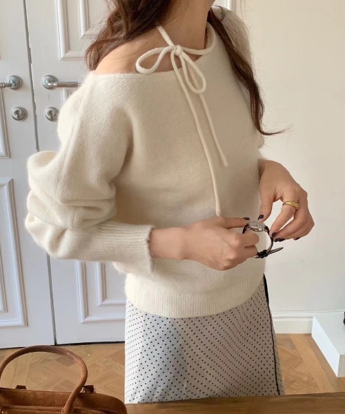 ABITOKYO(アビトーキョー)の「オフショルダーリボンニットプルオーバー(ニット/セーター・レディース・イエロー/パープル/ブルー/オフホワイト/ブラック・FREE)」の1枚目の写真