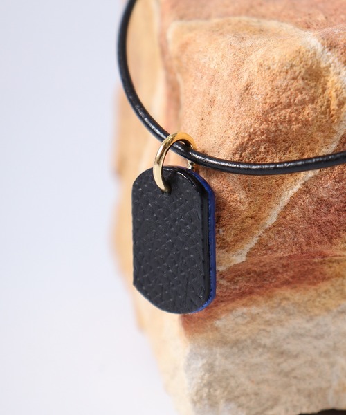 FUNALIVE（ファンアライブ）の「プラスレザー　ドッグタグネックレス　リバーシブル（ネックレス・メンズ・ブラック系2/ブラック系4/ブルー系2/ブラック系5/ブラック系1/ブラック系3/ブルー系3/オレンジ系/ブラック系/ブルー系/ブルー系1/オレンジ系1/オレンジ系2/オレンジ系3・FREE）」の2枚目の写真