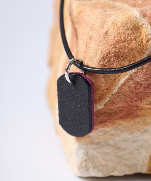 FUNALIVE（ファンアライブ）の「プラスレザー　ドッグタグネックレス　リバーシブル（ネックレス・メンズ・ブラック系2/ブラック系4/ブルー系2/ブラック系5/ブラック系1/ブラック系3/ブルー系3/オレンジ系/ブラック系/ブルー系/ブルー系1/オレンジ系1/オレンジ系2/オレンジ系3・FREE）」の3枚目の写真