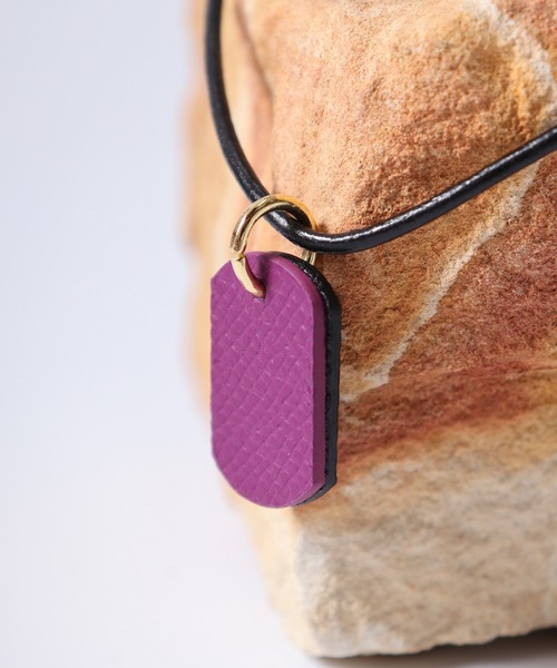 FUNALIVE（ファンアライブ）の「プラスレザー　ドッグタグネックレス　リバーシブル（ネックレス・メンズ・ブラック系2/ブラック系4/ブルー系2/ブラック系5/ブラック系1/ブラック系3/ブルー系3/オレンジ系/ブラック系/ブルー系/ブルー系1/オレンジ系1/オレンジ系2/オレンジ系3・FREE）」の4枚目の写真