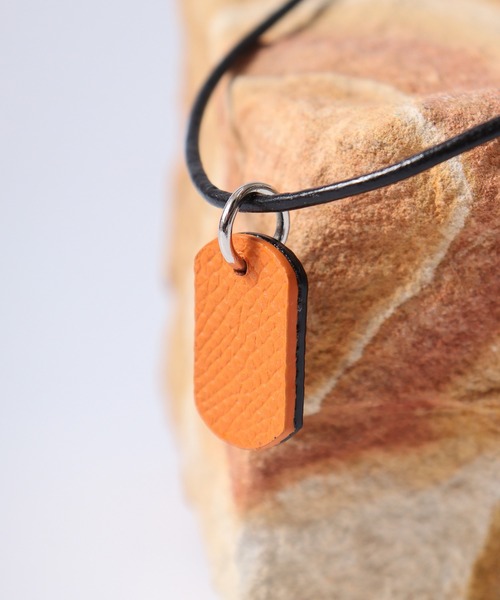 FUNALIVE（ファンアライブ）の「プラスレザー　ドッグタグネックレス　リバーシブル（ネックレス・メンズ・ブラック系2/ブラック系4/ブルー系2/ブラック系5/ブラック系1/ブラック系3/ブルー系3/オレンジ系/ブラック系/ブルー系/ブルー系1/オレンジ系1/オレンジ系2/オレンジ系3・FREE）」の5枚目の写真