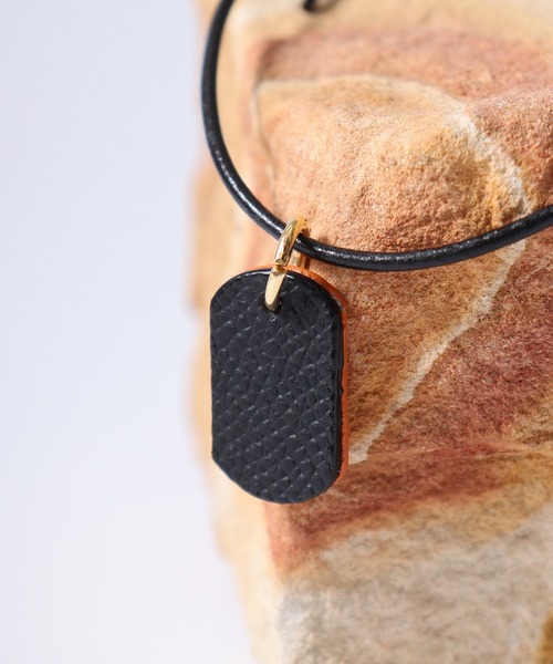 FUNALIVE（ファンアライブ）の「プラスレザー　ドッグタグネックレス　リバーシブル（ネックレス・メンズ・ブラック系2/ブラック系4/ブルー系2/ブラック系5/ブラック系1/ブラック系3/ブルー系3/オレンジ系/ブラック系/ブルー系/ブルー系1/オレンジ系1/オレンジ系2/オレンジ系3・FREE）」の6枚目の写真