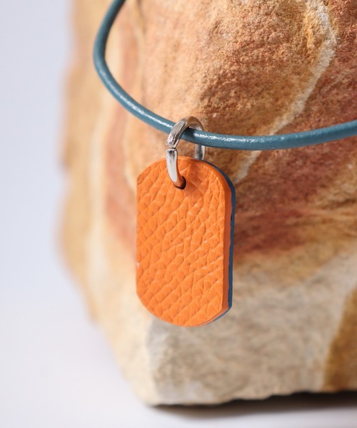 FUNALIVE（ファンアライブ）の「プラスレザー　ドッグタグネックレス　リバーシブル（ネックレス・メンズ・ブラック系2/ブラック系4/ブルー系2/ブラック系5/ブラック系1/ブラック系3/ブルー系3/オレンジ系/ブラック系/ブルー系/ブルー系1/オレンジ系1/オレンジ系2/オレンジ系3・FREE）」の7枚目の写真