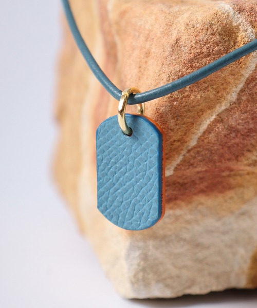 FUNALIVE（ファンアライブ）の「プラスレザー　ドッグタグネックレス　リバーシブル（ネックレス・メンズ・ブラック系2/ブラック系4/ブルー系2/ブラック系5/ブラック系1/ブラック系3/ブルー系3/オレンジ系/ブラック系/ブルー系/ブルー系1/オレンジ系1/オレンジ系2/オレンジ系3・FREE）」の8枚目の写真