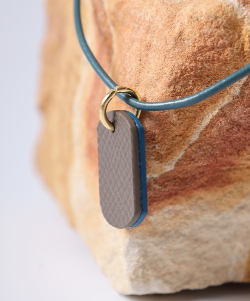 FUNALIVE（ファンアライブ）の「プラスレザー　ドッグタグネックレス　リバーシブル（ネックレス・メンズ・ブラック系2/ブラック系4/ブルー系2/ブラック系5/ブラック系1/ブラック系3/ブルー系3/オレンジ系/ブラック系/ブルー系/ブルー系1/オレンジ系1/オレンジ系2/オレンジ系3・FREE）」の10枚目の写真