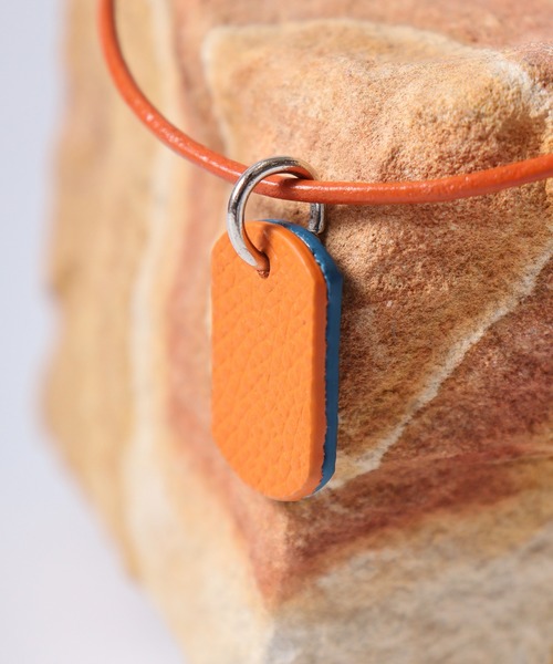 FUNALIVE（ファンアライブ）の「プラスレザー　ドッグタグネックレス　リバーシブル（ネックレス・メンズ・ブラック系2/ブラック系4/ブルー系2/ブラック系5/ブラック系1/ブラック系3/ブルー系3/オレンジ系/ブラック系/ブルー系/ブルー系1/オレンジ系1/オレンジ系2/オレンジ系3・FREE）」の11枚目の写真