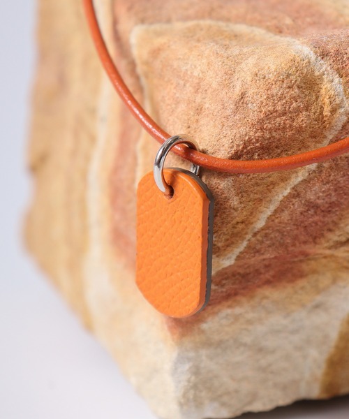 FUNALIVE（ファンアライブ）の「プラスレザー　ドッグタグネックレス　リバーシブル（ネックレス・メンズ・ブラック系2/ブラック系4/ブルー系2/ブラック系5/ブラック系1/ブラック系3/ブルー系3/オレンジ系/ブラック系/ブルー系/ブルー系1/オレンジ系1/オレンジ系2/オレンジ系3・FREE）」の13枚目の写真