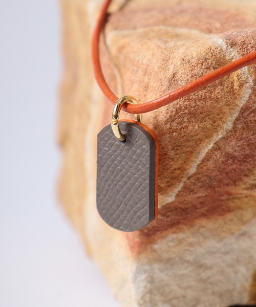 FUNALIVE（ファンアライブ）の「プラスレザー　ドッグタグネックレス　リバーシブル（ネックレス・メンズ・ブラック系2/ブラック系4/ブルー系2/ブラック系5/ブラック系1/ブラック系3/ブルー系3/オレンジ系/ブラック系/ブルー系/ブルー系1/オレンジ系1/オレンジ系2/オレンジ系3・FREE）」の14枚目の写真