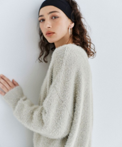 BAYFLOW（ベイフロー）の「[柔らかなフェザー素材]スパンコールニットプルオーバー（ニット/セーター・レディース・ブルー/モカ/グレイッシュベージュ/ブラック・FREE）」の3枚目の写真