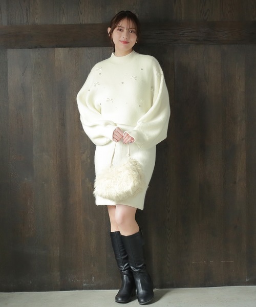 ASTORIA ODIER(アストリアオディール)の「リボンパールビジューニット×ニットワンピ(ワンピース・レディース・アイボリー/ブラック/チャコールグレー・MEDIUM)」の4枚目の写真
