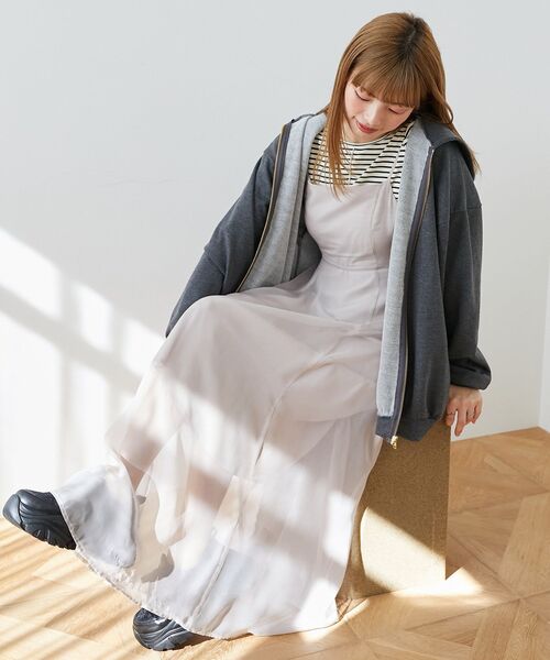 MAJESTIC LEGON（マジェスティックレゴン）の「シアーレディキャミワンピ（ワンピース・レディース・チャコールグレー/ブラック/グレイッシュベージュ/アイボリー・MEDIUM/SMALL/X-SMALL）」の4枚目の写真