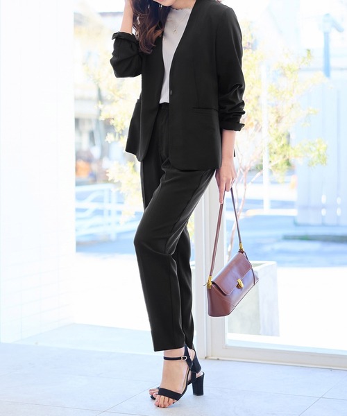 alotta(アロッタ)の「洗える!ノーカラージャケットスーツ(スーツパンツ・レディース・グレイッシュベージュ/ブラック/ネイビー・23号/21号/19号/17号/15号/13号/11号/9号/7号)」の1枚目の写真