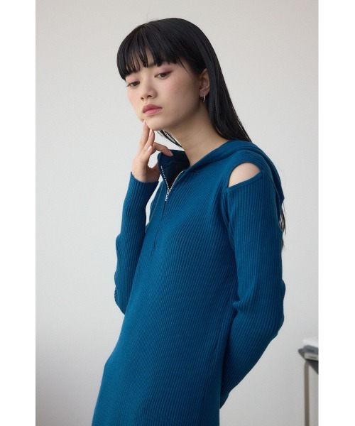 AZUL by moussy(アズールバイマウジー)の「【身長/骨格別着用画像あり】ショルダースリットリブニットワンピース 春服 秋服 ロングワンピース デザインワンピ(ワンピース・レディース・ライトグレー/ブラック/ブルー・FREE)」の3枚目の写真