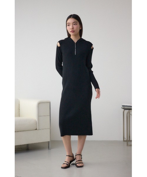 AZUL by moussy(アズールバイマウジー)の「【身長/骨格別着用画像あり】ショルダースリットリブニットワンピース 春服 秋服 ロングワンピース デザインワンピ(ワンピース・レディース・ライトグレー/ブラック/ブルー・FREE)」の4枚目の写真