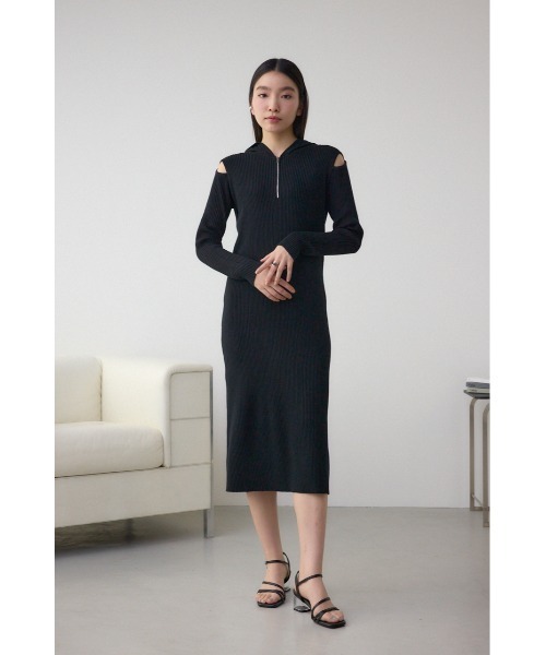 AZUL by moussy(アズールバイマウジー)の「【身長/骨格別着用画像あり】ショルダースリットリブニットワンピース 春服 秋服 ロングワンピース デザインワンピ(ワンピース・レディース・ライトグレー/ブラック/ブルー・FREE)」の5枚目の写真