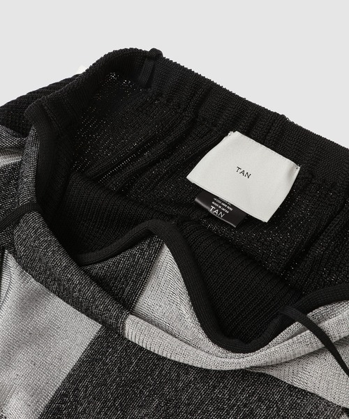 TAN(タン)の「BLOCK CHECKED SCALF DRESS(ドレス・レディース・ブラック・FREE)」の4枚目の写真