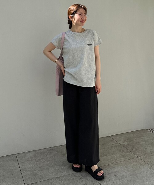 UNFILO（アンフィーロ）の「【新色追加】BEAUTY FORM-Tコットン ロゴフレンチT（Tシャツ/カットソー・レディース・グレー系1/ホワイト系2/ホワイト系1/ライトグレー系1/ベージュ系1/ネイビー系1/ダークブラウン系3/ライトグレー系2/ホワイト系3/ブラック系2・SMALL/MEDIUM/LARGE）」の13枚目の写真