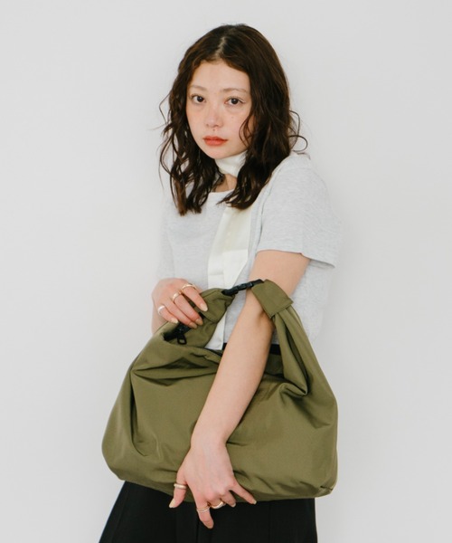 HANNE(アン)の「2WAYハンドルバッグ(ショルダーバッグ・レディース・ブラック/カーキ・FREE)」の1枚目の写真
