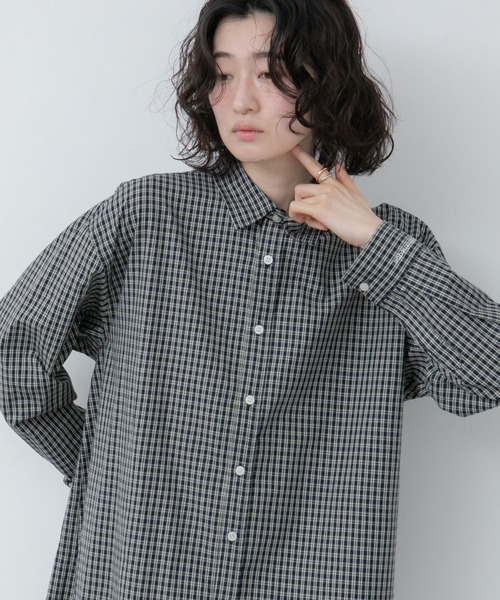 HEILIS(ヘイリス)の「【新色追加】【original】刺繍入りオーバーサイズアソートシャツ/オフホワイト ブルー 青シャツ 白 青 茶 無地 ストライプ チェック ピンク バターイエロー イエロー ブラウン ネイビー ベージュ 刺繍 オフィスカジュアル シンプル ユニセックス オーバー ルーズ ワンポイント ノームコア 韓国 長袖 エンブロイダリー オフィスカジュアル シンプル カジュアル 春服 秋服 冬服 レイヤード(シャツ/ブラウス・レディース・ブルー/ブラウン系その他/イエロー系その他/ピンク系その他/ブルー系その他/オフホワイト/ピンク/イエロー/ベージュ/ネイビー・FREE)」の5枚目の写真