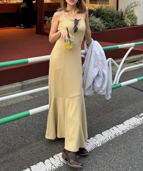 rienda(リエンダ)の「【AKB48 千葉恵里さん・水島美結さん着用】カップ付きマーメイドキャミワンピース 夏服(ワンピース・レディース・ブラウン/イエロー/アイボリー/ブラック・SMALL/MEDIUM)」の4枚目の写真