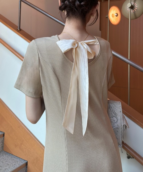 junoah(ジュノア)の「オーガンジーバックリボンリブカットワンピース(ワンピース・レディース・ベージュ/チャコール/ブラック・SMALL/LARGE/MEDIUM)」の7枚目の写真