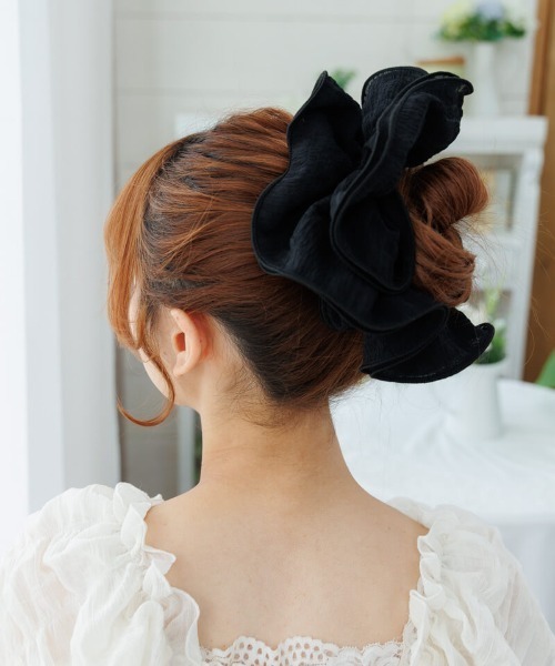 flower（フラワー）の「ビッグセーラーシュシュ（シュシュ・レディース・アイボリー/ブラック・FREE）」の2枚目の写真