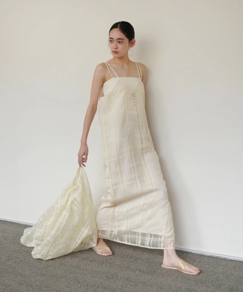 Bab(バブ)の「【S・Mサイズ展開】シアーチェックキャミワンピース(ワンピース・レディース・ブラック/アイボリー・MEDIUM/SMALL)」の4枚目の写真