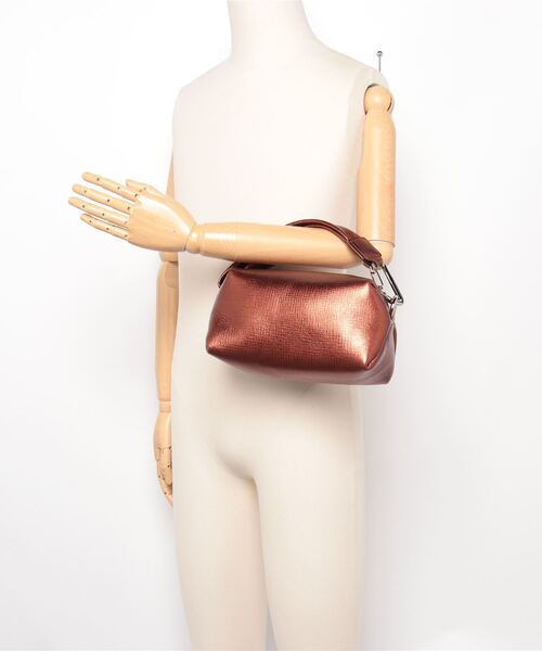 Epoi（エポイ）の「タック クラッチポーチL（メタリック）（クラッチバッグ・レディース・ブロンズ/シルバー・FREE）」の4枚目の写真