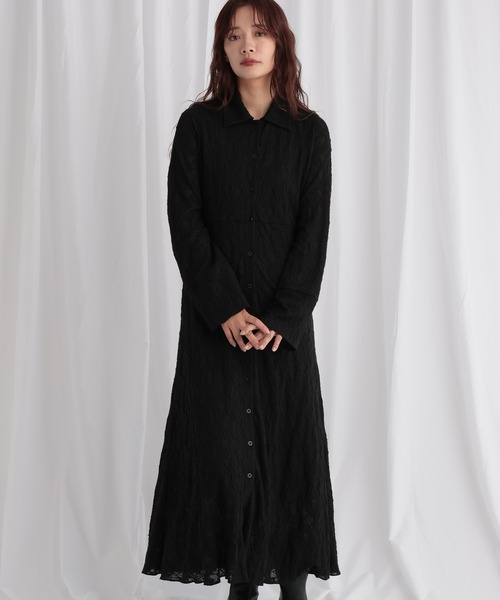 mysty woman（ミスティウーマン）の「フラワージャガードレースアップシャツワンピース　582484（ワンピース・レディース・ブラック/オフホワイト/マスタード・FREE）」の2枚目の写真