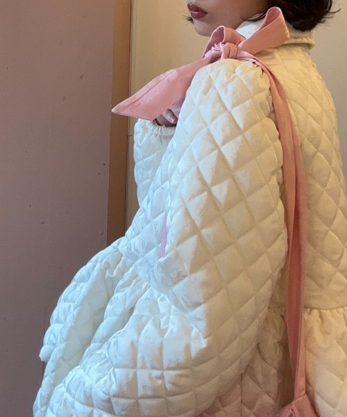 HONEY MI HONEY（ハニーミーハニー）の「quilting rose satin peplum coat（ステンカラーコート・レディース・ピンク/ブラック/アイボリー/サックスブルー・FREE）」の22枚目の写真