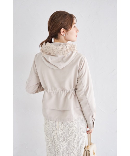 tocco closet(トッコ クローゼット)の「バックフリル付きフードレースドロストペプラムマウンテンパーカー(パーカー・レディース・ネイビー/グレイッシュベージュ/ピンクベージュ・M)」の10枚目の写真