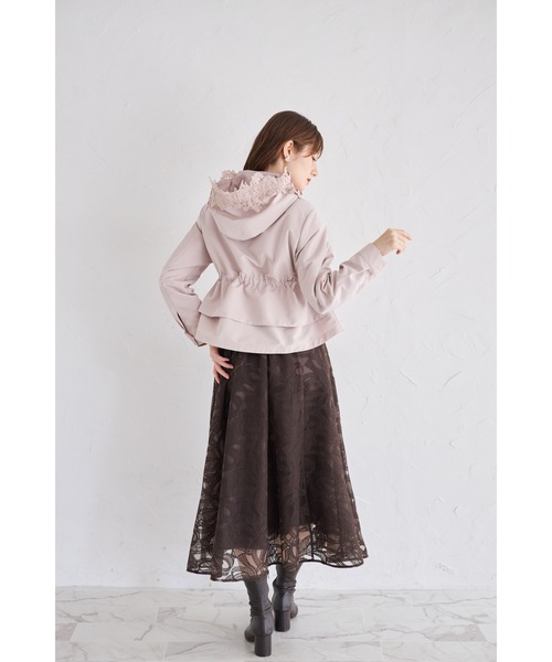 tocco closet(トッコ クローゼット)の「バックフリル付きフードレースドロストペプラムマウンテンパーカー(パーカー・レディース・ネイビー/グレイッシュベージュ/ピンクベージュ・M)」の22枚目の写真