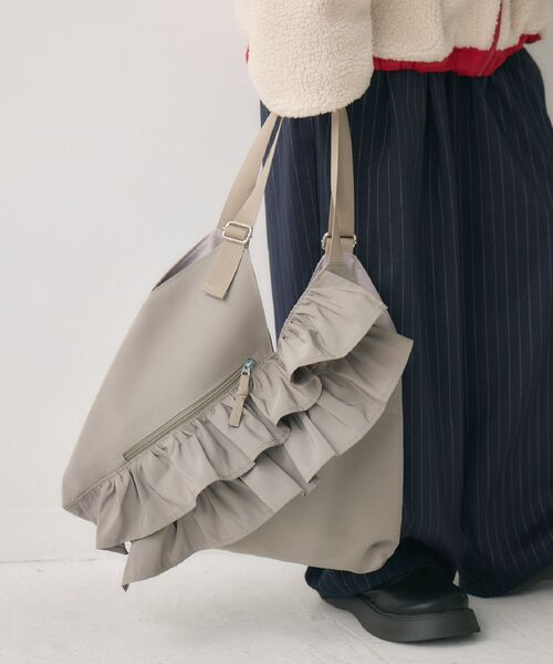 RETRO GIRL（レトロガール）の「フリルVカットトート（ショルダーバッグ・レディース・オフホワイト/ブラック/ライトグレー・ONE SIZE）」の3枚目の写真