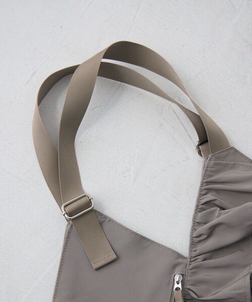 RETRO GIRL（レトロガール）の「フリルVカットトート（ショルダーバッグ・レディース・オフホワイト/ブラック/ライトグレー・ONE SIZE）」の17枚目の写真