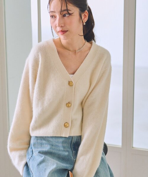 La boutique BonBon（ラブティックボンボン）の「【今すぐお届け！・ふわふわ】ヘアリーヤーンメタルボタンカーディガン（カーディガン/ボレロ・レディース・オフホワイト/モカ/ミント/ピンク・FREE）」の2枚目の写真