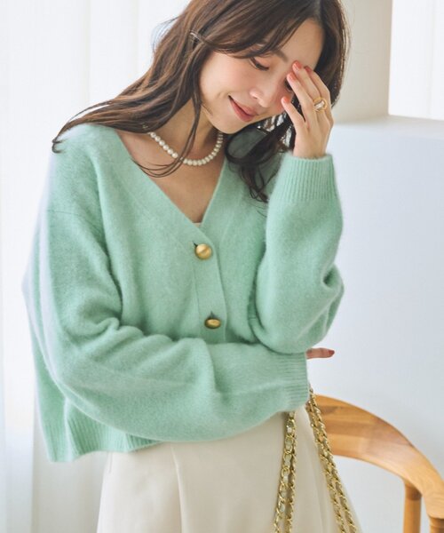 La boutique BonBon（ラブティックボンボン）の「【今すぐお届け！・ふわふわ】ヘアリーヤーンメタルボタンカーディガン（カーディガン/ボレロ・レディース・オフホワイト/モカ/ミント/ピンク・FREE）」の4枚目の写真