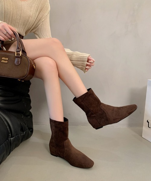 AMELY(エミリー)の「スエード調 インヒール スクエアトゥショートブーツ(ブーツ・レディース・ブラウン/ブラック/キャメル・38/37/36/35/40/39)」の8枚目の写真