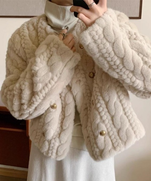 Ritzy(リッツィー)の「もこもこ ケーブル柄 フェイクファー コート(ダウンジャケット/コート・レディース・ベージュ/ホワイト・L/M)」の1枚目の写真