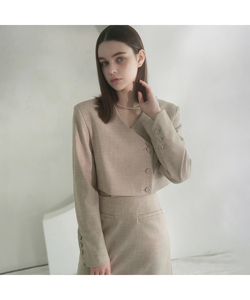 Vivacious(ビバシャス)の「Y-neck Crop Jacket - 3COL(テーラードジャケット・レディース・ベージュ/チャコール/ブラック・SMALL/MEDIUM)」の1枚目の写真