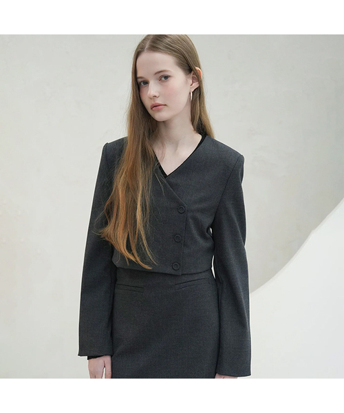 Vivacious(ビバシャス)の「Y-neck Crop Jacket - 3COL(テーラードジャケット・レディース・ベージュ/チャコール/ブラック・SMALL/MEDIUM)」の3枚目の写真