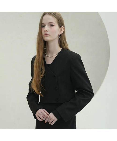 Vivacious(ビバシャス)の「Y-neck Crop Jacket - 3COL(テーラードジャケット・レディース・ベージュ/チャコール/ブラック・SMALL/MEDIUM)」の2枚目の写真
