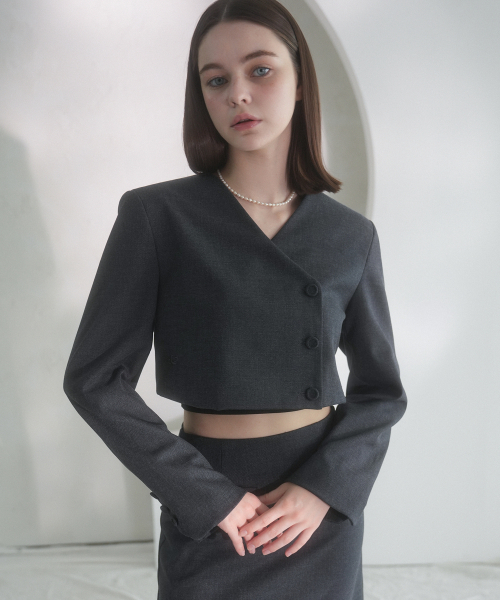 Vivacious(ビバシャス)の「Y-neck Crop Jacket - 3COL(テーラードジャケット・レディース・ベージュ/チャコール/ブラック・SMALL/MEDIUM)」の7枚目の写真