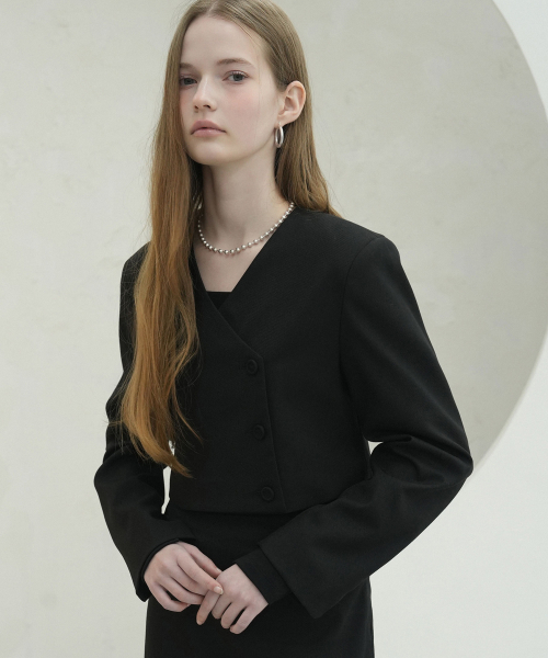 Vivacious(ビバシャス)の「Y-neck Crop Jacket - 3COL(テーラードジャケット・レディース・ベージュ/チャコール/ブラック・SMALL/MEDIUM)」の8枚目の写真