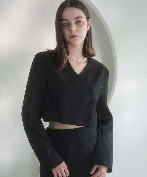 Vivacious(ビバシャス)の「Y-neck Crop Jacket - 3COL(テーラードジャケット・レディース・ベージュ/チャコール/ブラック・SMALL/MEDIUM)」の9枚目の写真