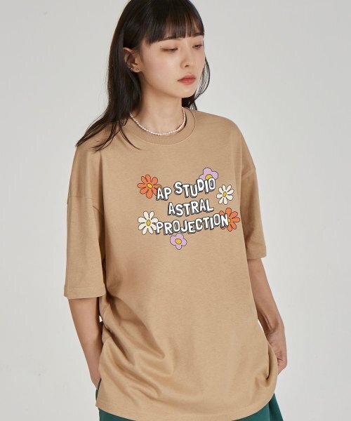 ASTRAL PROJECTION(アストラルプロジェクション)の「エイピーフラワーラウンドネック15番手綿半袖Tシャツ_ベージュ(Tシャツ/カットソー・レディース・その他・LARGE/MEDIUM/X-LARGE)」の1枚目の写真