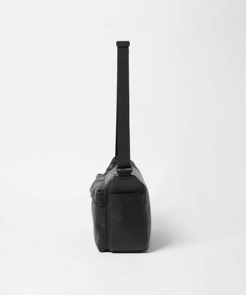 green label relaxing(グリーンレーベルリラクシング)の「GLR レザー ファンクショナル マルチポケット ショルダー バッグ(ショルダーバッグ・メンズ・ブラック・FREE)」の4枚目の写真