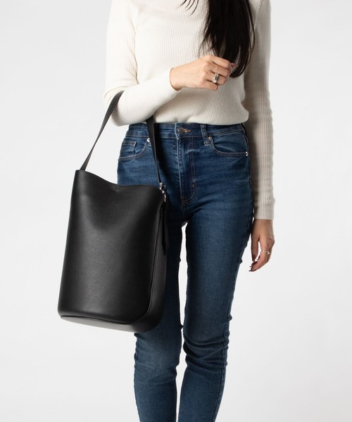 J&M Davidson（ジェイアンドエムデヴィッドソン）の「J&M DAVIDSON QUIVER BUCKET ジェイアンドエムデヴィッドソン クリバー バケット  ショルダーバッグ（ショルダーバッグ・レディース・グレー系1/ブラック・FREE）」の4枚目の写真